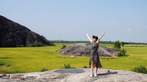 Du khách thích thú check-in, chụp ảnh giữa không gian núi đá xen lẫn đồng ruộng. Ảnh: Thủy Tiên