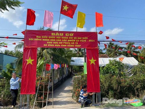 Điểm bầu cử tại nhà ông Trương Văn Phước, công tác chuẩn bị đã hoàn tất những phần việc cuối cùng.