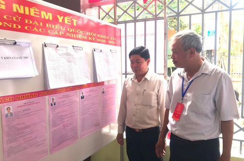  Trưởng ban Nội chính Tỉnh ủy Đặng Vĩnh Sơn (bìa phải) kiểm tra việc niêm yết danh sách các ứng cử viên ĐBQH và HĐND các cấp tại phường Quy Nhơn. Ảnh: Đoàn Bình 