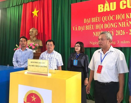  Trưởng ban Nội chính Tỉnh ủy Đặng Vĩnh Sơn (bìa phải) kiểm tra công tác bầu cử tại khu vực bỏ phiếu số 17 (khu phố Hải Nam, phường Quy Nhơn Đông). Ảnh: Đoàn Bình 