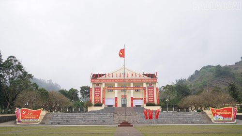 Các khu vực trung tâm, đường phố ở Si Ma Cai được trang trí bài bản, trang nghiêm.