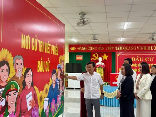 Đồng chí Nguyễn Chiến Thắng, Phó Bí thư Tỉnh ủy, Chủ tịch Ủy ban MTTQVN tỉnh, Phó Chủ tịch Ủy ban bầu cử tỉnh kiểm tra công tác chuẩn bị bầu cử tại thôn Vĩnh An, xã Hiếu Giang - Ảnh:L.N