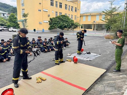 Lực lượng cảnh sát phòng cháy chữa cháy và cứu hộ cứu nạn luyện tập nâng cao khả năng sẵn sàng chiến đấu.