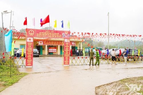 Công tác trang trí khánh tiết được chuẩn bị chu đáo cho ngày bầu cử.