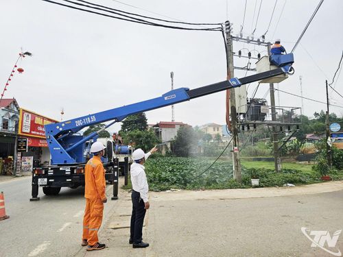 Đội sửa chữa Hotline phối hợp thực hiện vệ sinh cách điện, rửa sứ trạm biến áp để góp phần bảo đảm lưới điện vận hành an toàn, liên tục.