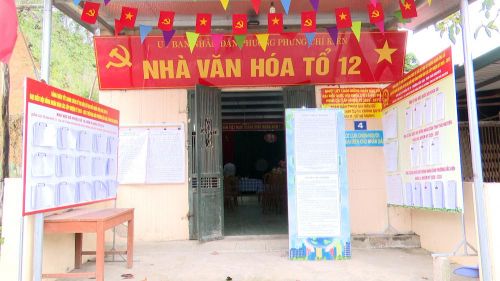 Tại khu dân cư, trụ sở cơ quan, trường học hay nhà văn hóa xóm, cờ Tổ quốc tung bay rực rỡ, băng rôn, khẩu hiệu tuyên truyền về bầu cử được treo trang trọng.