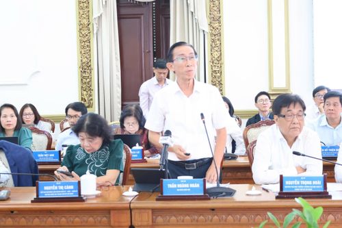 PGS.TS Trần Hoàng Ngân chia sẻ tại hội thảo.