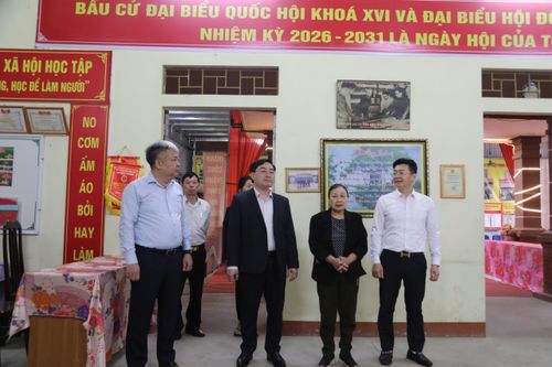 Đồng chí Chu Văn Thắng, Chủ tịch UBND xã, Chủ tịch Ủy ban bầu cử xã Lương Sơn (ảnh ngoài cùng bên phải) kiểm tra công tác chuẩn bị cơ sở vật chất, tuyên truyền phục vụ bầu cử đại biểu Quốc hội khóa XVI và đại biểu HĐND các cấp nhiệm kỳ 2026–2031 tại địa phương, bảo đảm các điều kiện cho ngày bầu cử diễn ra đúng quy định, an toàn và dân chủ