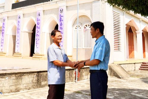Lãnh đạo Ban Công tác mặt trận thôn Xuân Phương, Tổ trưởng tổ bầu cử số 10 gặp gỡ linh mục Trần Văn Đức, Chánh xứ Giáo xứ Gò Dài để phối hợp tuyên truyền bầu cử