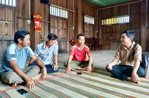 Các thành viên tổ bầu cử thôn Đăk Đưm (xã Vân Canh) trao đổi, bàn bạc công tác chuẩn bị cho ngày bầu cử