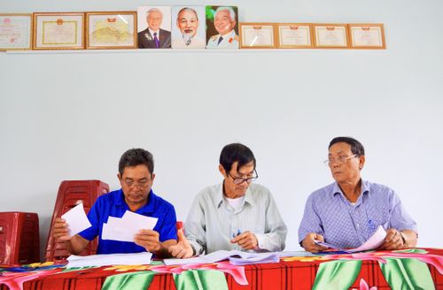Tổ bầu cử thôn Xuân Phương (xã Tuy Phước Đông) rà soát thẻ cử tri