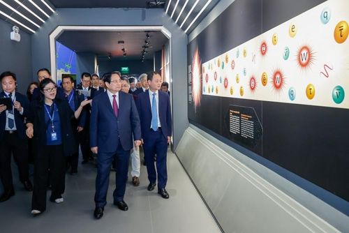 Thủ tướng Phạm Minh Chính tham quan Bảo tàng vũ trụ Việt Nam tại Khu Công nghệ cao Hòa Lạc. Ảnh: VGP.