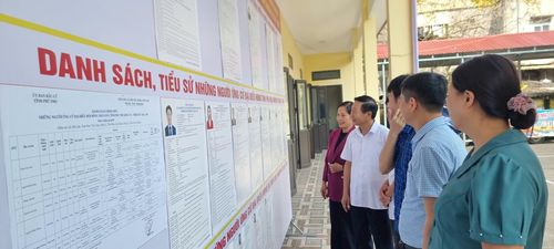 Cử tri xã Tam Sơn xem danh sách, tiểu sử các ứng cử viên trước ngày bầu cử.