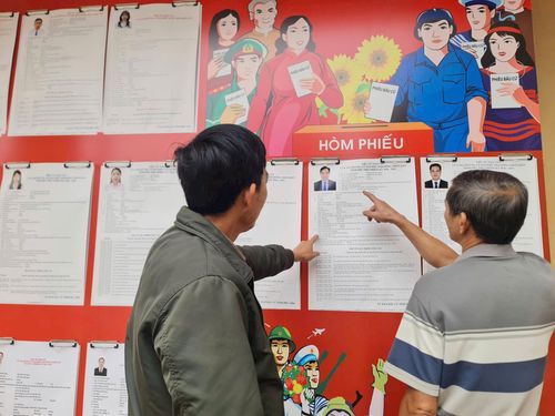 Cử tri xã Tu Vũ tìm hiểu danh sách, tiểu sử tóm tắt của các ứng cử viên được niêm yết tại khu vực bỏ phiếu.