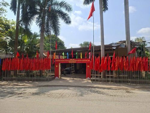 Một khu vực bỏ phiếu tại xã Liên Hòa, tỉnh Phú Thọ được trang trí cờ, băng rôn phục vụ bầu cử.