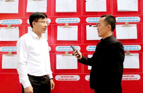 Ông Nguyễn Đình Tuấn – Chủ tịch UBND xã Sơn Đông trao đổi với PV