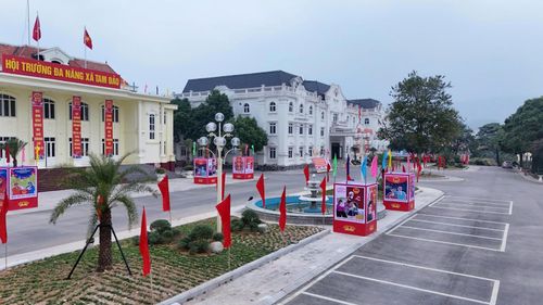 Khu vực trụ sở Đảng ủy, UBND xã Tam Đảo được trang trí cờ, pano tuyên truyền bầu cử.