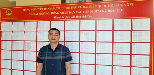 Anh Nguyễn Văn Oanh, Trưởng thôn Vinh Tiến, một cử tri Công giáo, trao đổi với phóng viên.