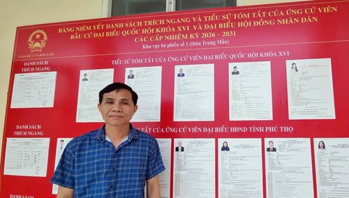 Anh Lưu Văn Long (52 tuổi, dân tộc Sán Dìu) vui vẻ trao đổi với phóng viên.