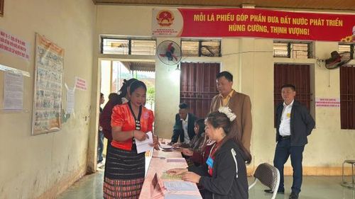 Cử tri nhận phiếu bầu tại khu vực bầu cử Khe Bu.