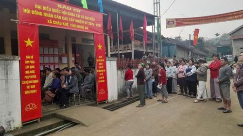 Đông đảo cử tri có mặt tại điểm bầu cử sớm tại bản Khe Bu.