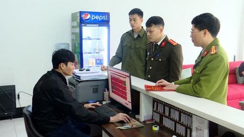Các cán bộ Công an Bắc Nính kiểm tra cơ sở lưu trú.