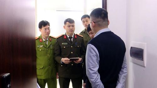 Cán bộ Công an Bắc Ninh kiểm tra hành chính người nước ngoài lưu trú trên địa bàn.