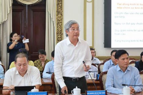 Ông Phạm Bình An, Phó Viện trưởng Viện Nghiên cứu phát triển TP Hồ Chí Minh phát biểu.