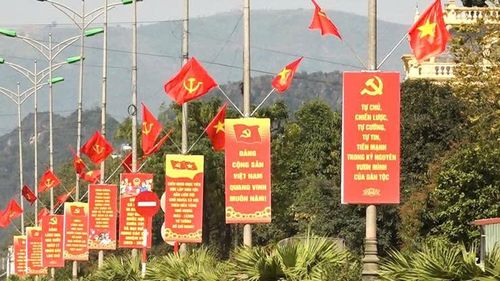 Xã Mỹ Đức cờ hoa rực rỡ chào mừng ngày bầu cử (Ảnh: Văn Biên).