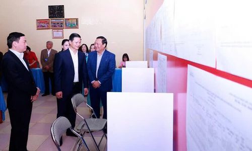 Đồng chí Vương Quốc Tuấn, Ủy viên Trung ương Đảng, Phó Bí Thư Tỉnh ủy, Chủ tịch UBND tỉnh kiểm tra công tác chuẩn bị bầu cử tại phường Gia Sàng, tỉnh Thái Nguyên. Ảnh: TNGOV