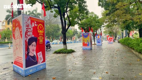 Ghi nhận của PV Báo Điện tử VTC News, trên khắp các nẻo đường và điểm bầu cử từ trung tâm đến ngoại ô TP Huế, đều được phủ kín cờ hoa, băng rôn áp phích, biểu ngữ hướng đến ngày hội non sông.
