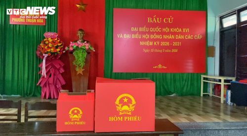 Hòm phiếu, bàn viết phiếu được bố trí đầy đủ, đảm bảo cử tri thực hiện quyền bầu cử thuận tiện và đúng quy định.