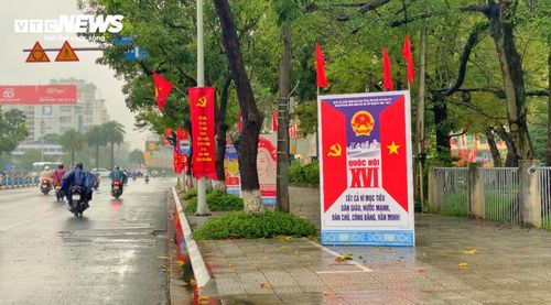  Dọc theo các tuyến phố trung tâm như Lê Lợi, Hùng Vương, Đống Đa... hệ thống pano cỡ lớn, băng rôn và cờ Tổ quốc được treo đồng loạt, tạo không khí hân hoan lan tỏa từ trung tâm đến từng ngõ nhỏ.