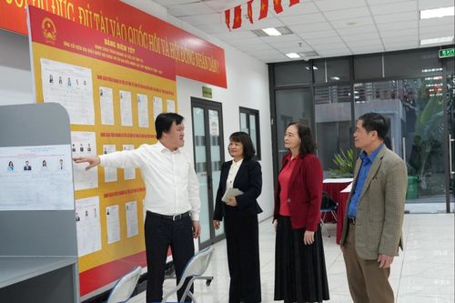 Danh sách cử tri đã được niêm yết tại trụ sở UBND phường và các khu vực công cộng. Ảnh: Minh Đức