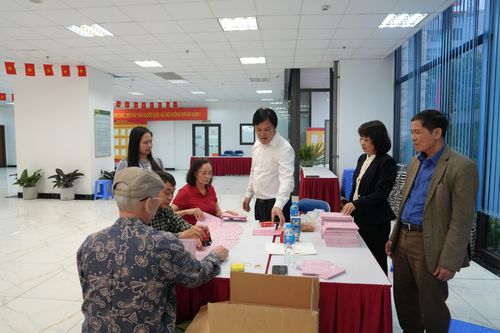 Phiếu bầu đã được tổ bầu cử kiểm tra, đóng dấu kỹ lưỡng. Ảnh: Minh Đức