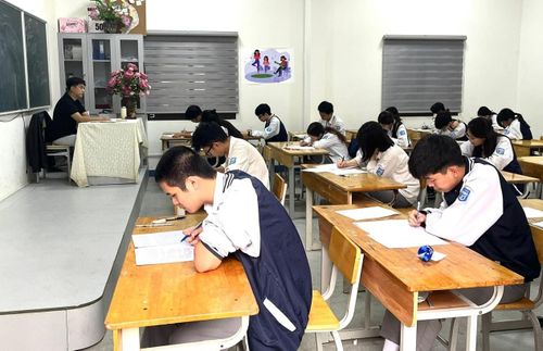 Học sinh tham gia kỳ khảo sát tại Trường Trung học phổ thông Trương Định (phường Hoàng Mai). Ảnh: Lê Nguyễn