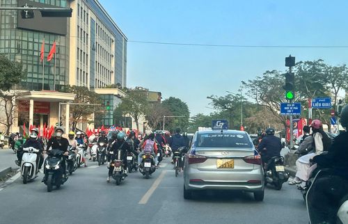 Nhiều người tham gia giao thông lấn làn đường tại tuyến phố Phan Kế Bính (phường Giảng Võ).