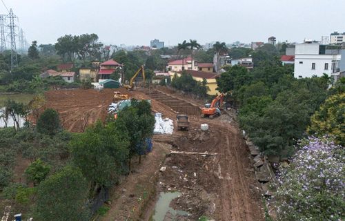 Việc làm tốt công tác giải phóng mặt bằng đã góp phần đẩy nhanh tiến độ các dự án trọng điểm. Trong ảnh: Thi công Dự án cải tạo kênh Thụy Phương bổ cập nước sông Hồng cho sông Tô Lịch (phường Đông Ngạc). Ảnh: Hoàng Giang