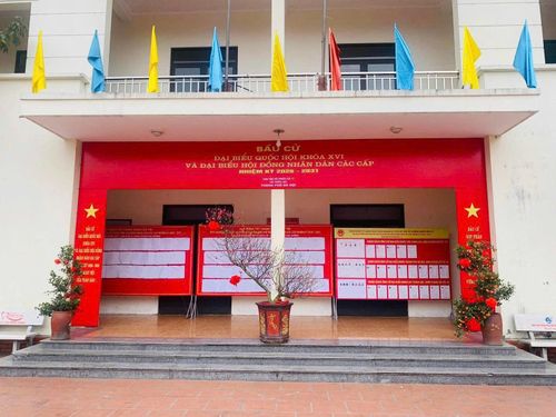 Nhiều điểm bỏ phiếu thôn Hậu Dưỡng, xã Thiên Lộc được trang trí rực rỡ. Ảnh: Tú Linh.