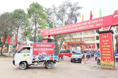 Xe tuyên truyền lưu động tại xã Quảng Bị trong những ngày chuẩn bị bầu cử. Ảnh: Thanh Vân