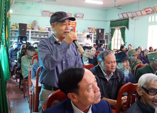 Cử tri xã Quảng Bị trong một lần tiếp xúc với ứng cử viên. Ảnh: Thanh Vân