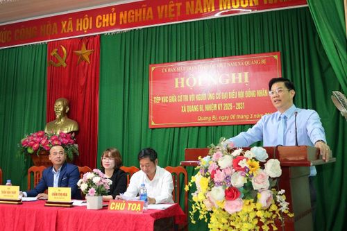 Bí thư Đảng ủy, Chủ tịch HĐND xã Quảng Bị Nguyễn Trường Năng trong một lần tiếp xúc cử tri địa phương. Ảnh: Thanh Vân