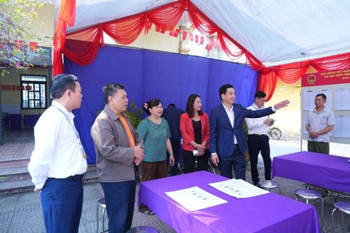 Lãnh đạo xã Gia Lâm kiểm tra công tác chuẩn bị bầu cử tại thôn Dương Đình. Ảnh: P.V