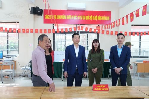 Lãnh đạo xã Gia Lâm kiểm tra công tác chuẩn bị bầu cử tại tổ dân phố Đường 5. Ảnh: P.V