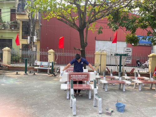 Lắp ghế đá mới phục vụ cho các cử tri đi bầu cử tại tổ bầu cử số 2. Ảnh: Đào Tuyết