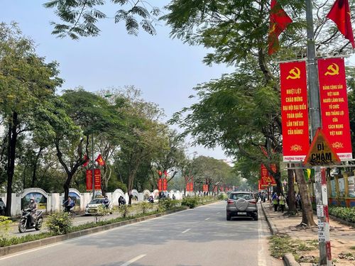 Đường phố được vệ sinh sạch sẽ và treo băng zôn, khẩu hiệu chào mừng ngày ngày bầu cử. Ảnh: Đào Tuyết