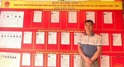 Cử tri Chu Văn Đồng, Bí thư Chi bộ kiêm Trưởng ban công tác Mặt trận tổ dân phố Thượng, Tổ trưởng Tổ bầu cử số 1 phường Thanh Liệt. Ảnh: Đào Tuyết