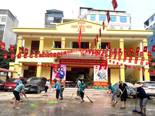 Tổng vệ sinh tại tổ bầu cử số 1 để chuẩn bị cho ngày bầu cử. Ảnh: Đào Tuyết
