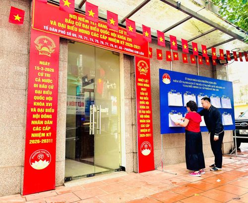 Cử tri phường Kim Liên xem danh sách cử tri được niêm yết tại điểm thông tin bầu cử, chuẩn bị cho ngày bầu cử đại biểu Quốc hội khóa XVI và đại biểu HĐND các cấp nhiệm kỳ 2026-2031. Ảnh: PV