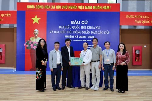 Đoàn kiểm tra tặng quà động viên các thành viên làm công tác bầu cử. Ảnh: Hoa Thành